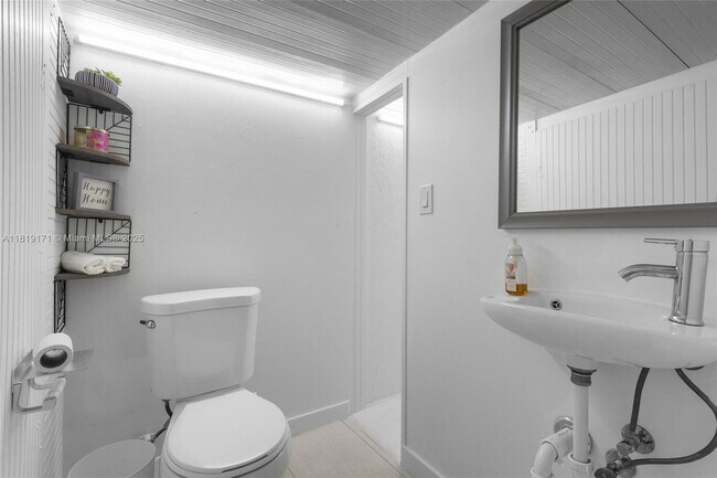 Building Photo - 2515 W 65th St