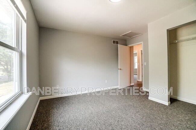 Building Photo - 3704 Willow Run Dr