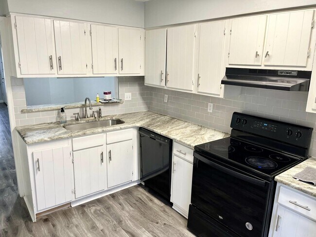 Building Photo - 1601 N Bryant St