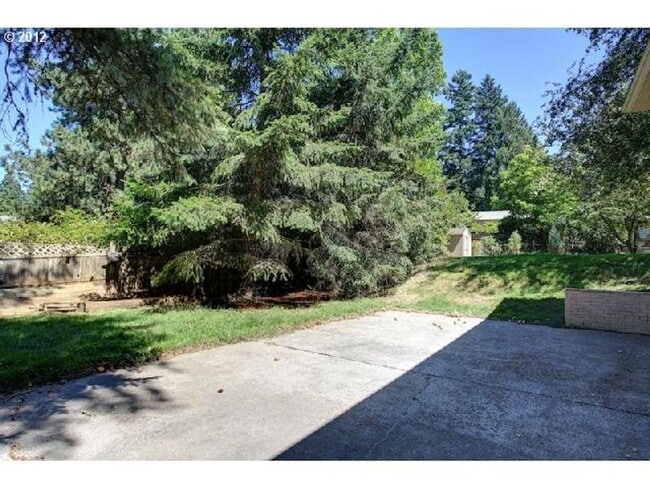 Building Photo - Lovely SW Portland home in RARE Location w...