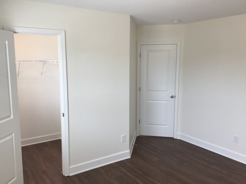 Building Photo - 4992 Chutney Dr