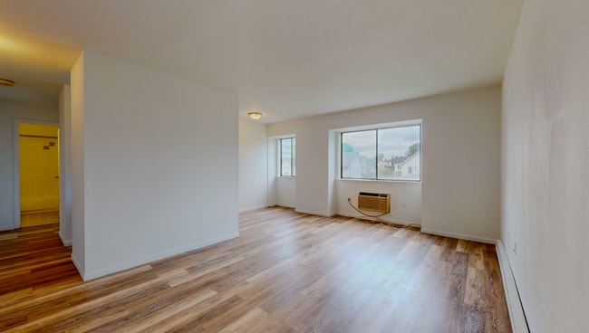 Building Photo - Convenient 1 Bedroom Condo close to train ...