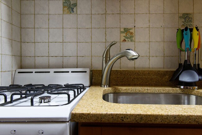 Building Photo - 240 E 26th St