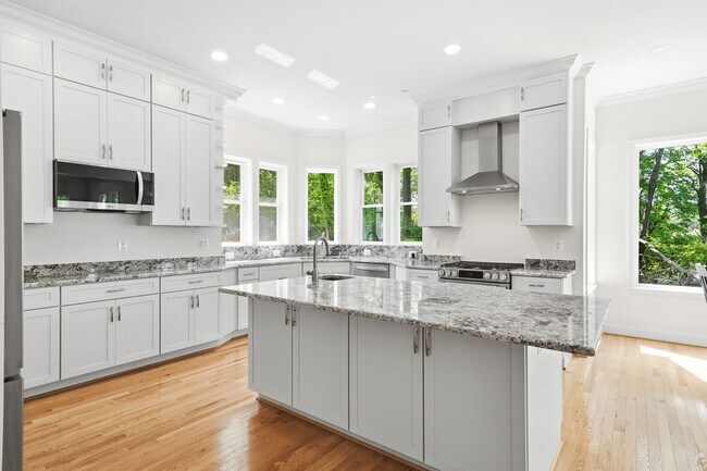 Building Photo - 5116 Shore Dr