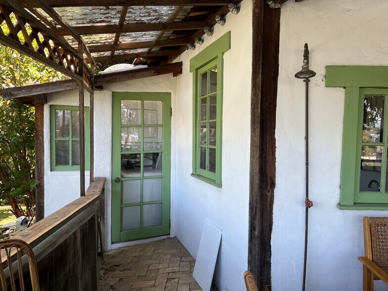 Building Photo - 3534 Fernwood Ave
