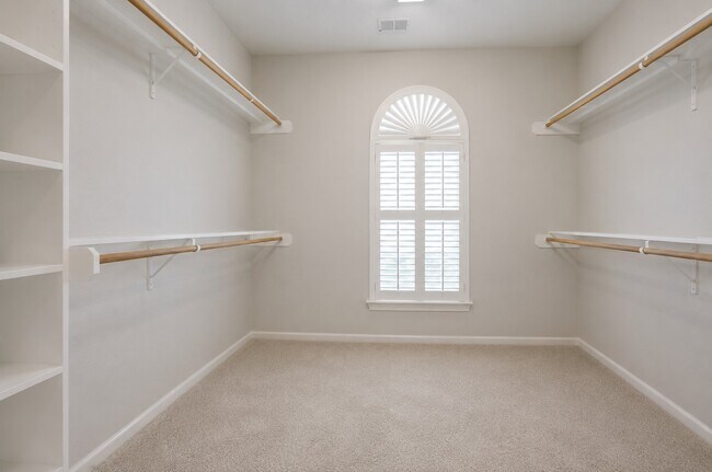 Building Photo - 1303 Red Oak Ct