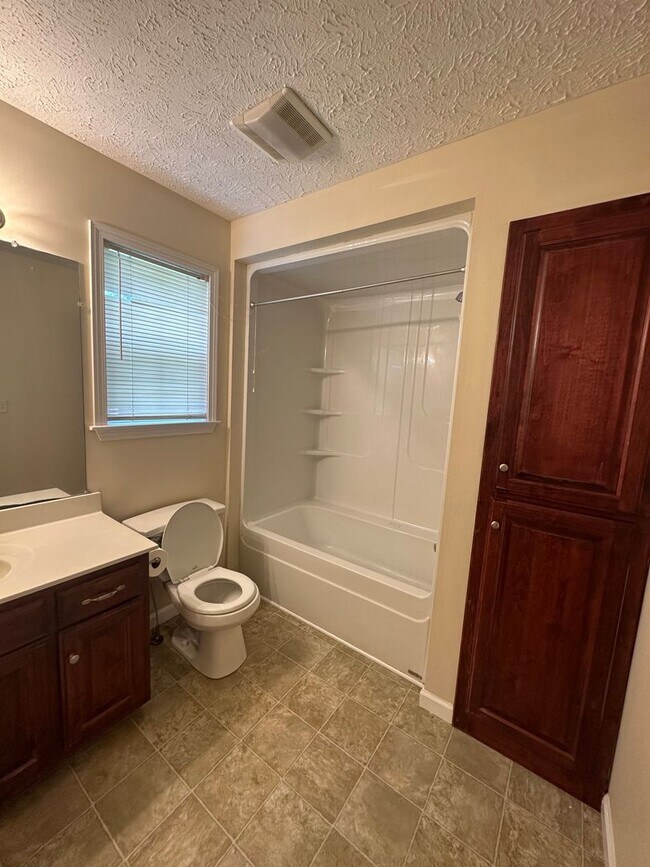Building Photo - 3 Bedroom, 2 Bath Home Located in Manchester