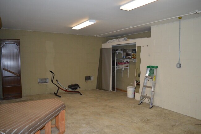 Building Photo - 606 Park Ave