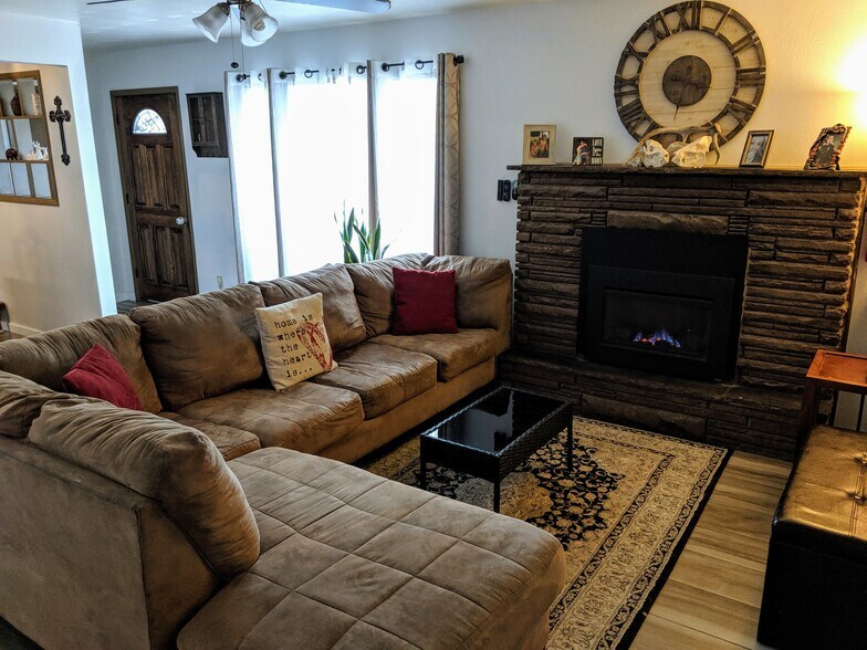 living - 2800 E Burkhart Dr