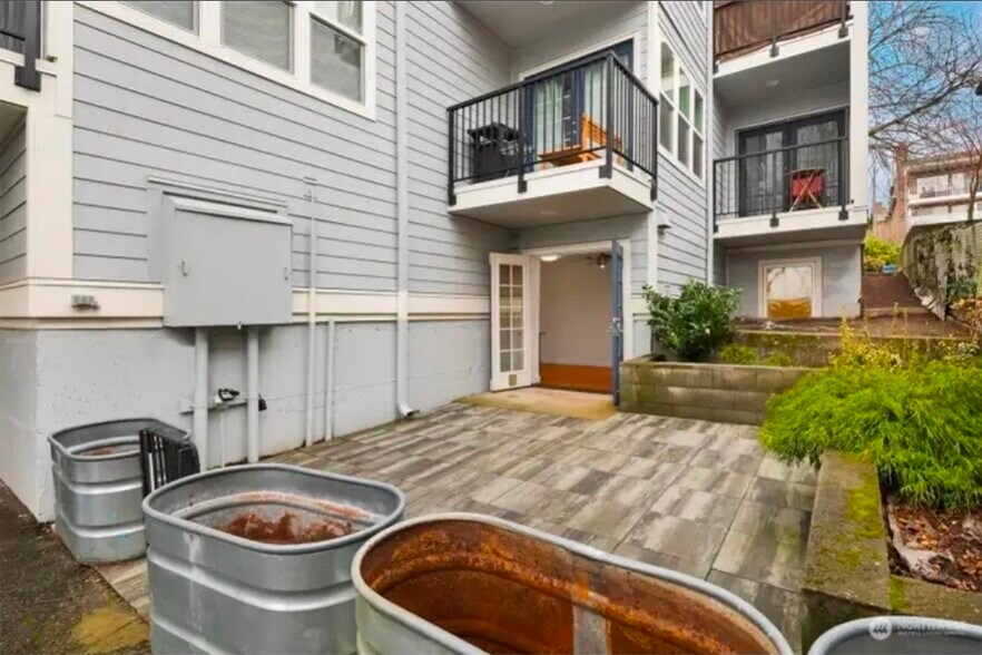 Building Photo - 6547 42nd Ave SW