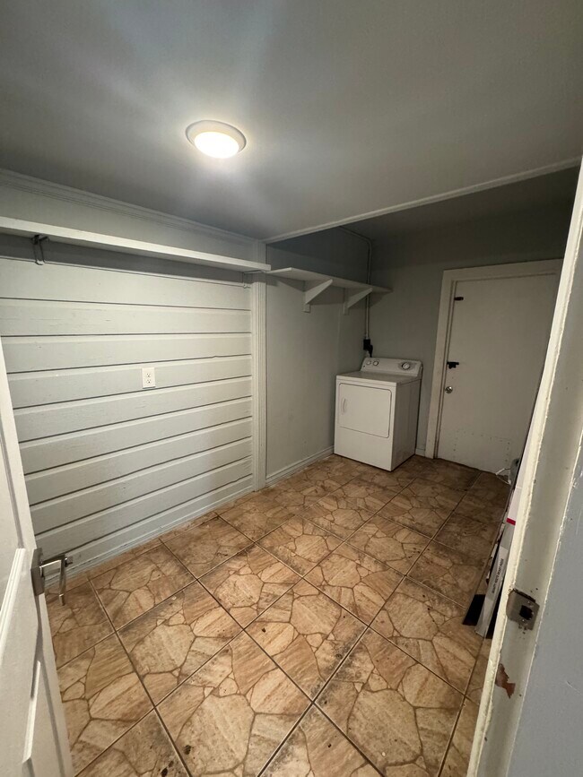 Building Photo - 6070 Longchamp Dr