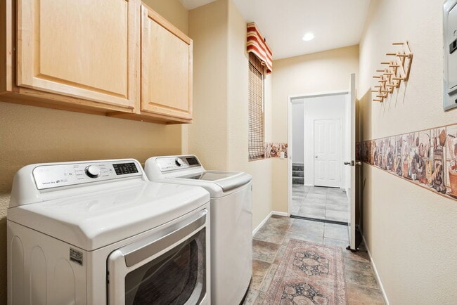 Building Photo - "Luxurious 2-Bed Condo Retreat with Fireplace & Pool Oasis in Ventura!"