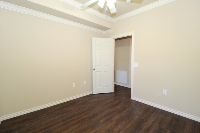 Building Photo - 2556 E Turtle Creek Dr