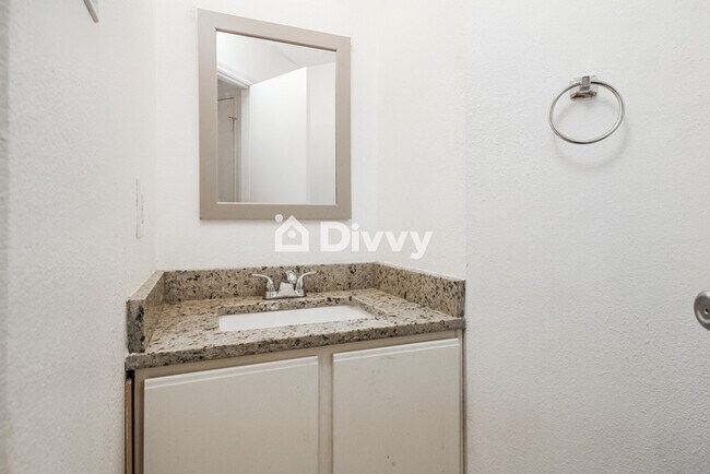 Building Photo - 6614 Honeyridge Ln