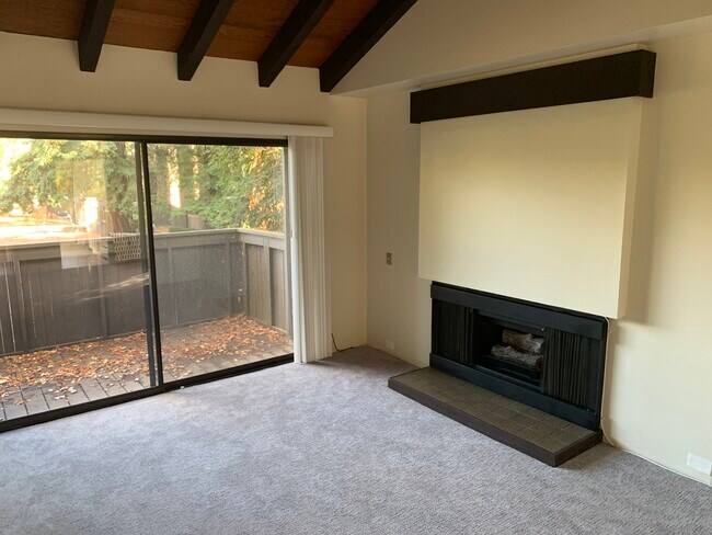 Building Photo - 796 Woodside Ln E