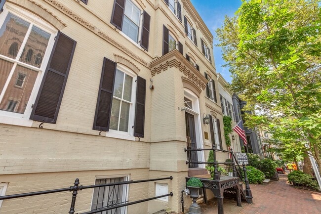 Building Photo - Charming and light-filled garden condo in ...