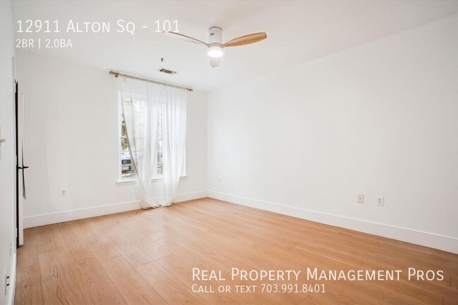 Building Photo - Beautifully Updated 2 Bedroom Condo for Re...