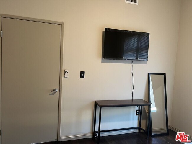 Building Photo - 388 E Ocean Blvd