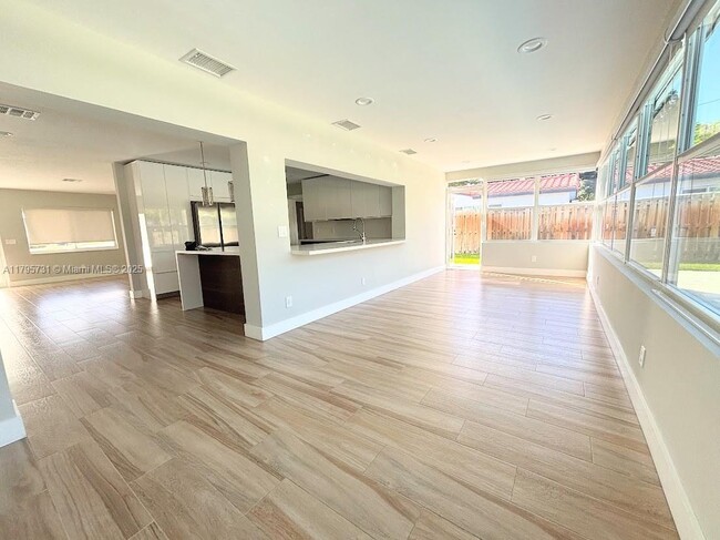 Building Photo - 401 S Highland Dr