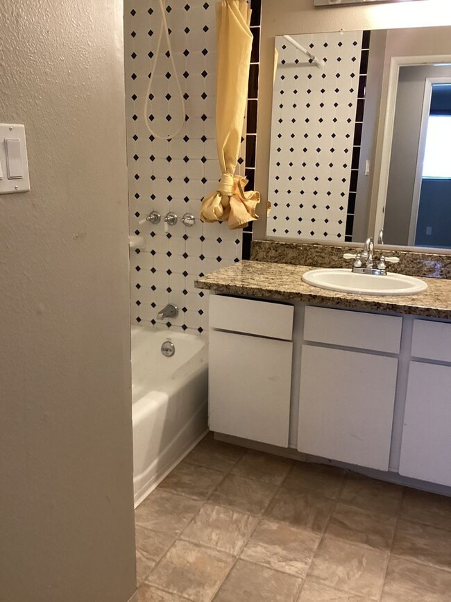 Building Photo - NEW ON THE MARKET - SPPACIOUS 3 BEDROOM, 2...