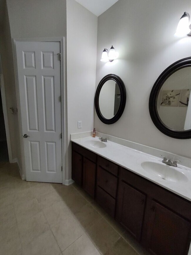 Building Photo - 3350 Pampas Dr