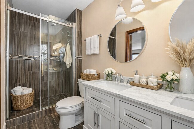 Building Photo - 931 Canterbury Dr