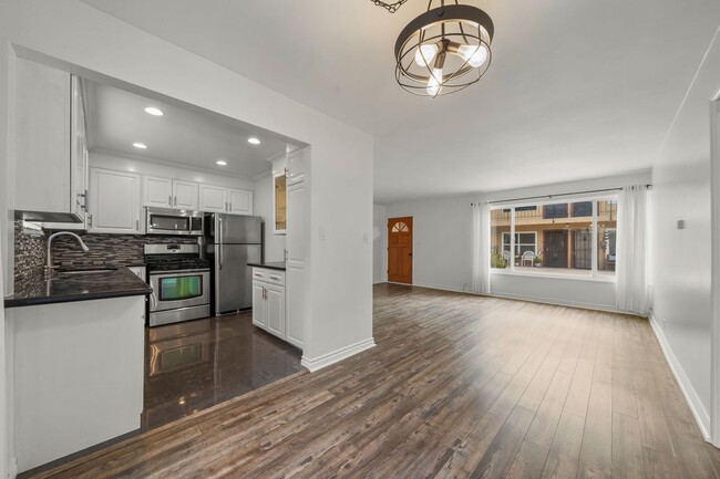 Primary Photo - 2 Bed 1 Bath Updated Gated Condo Near Beac...