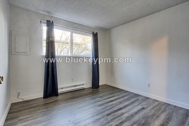 Building Photo - 2 Bed, 1 Bath Duplex with Fully Fenced Yard at SE Holgate Blvd and SE 70th Ave