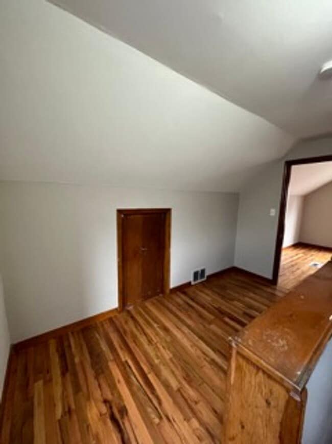 Building Photo - Beautifully maintained 3 bed - 1.5 Bath in Lincoln Park!