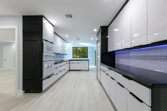 Building Photo - 13401 SW 83rd Ave