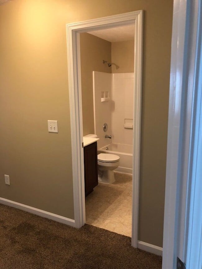 Building Photo - Brentwood Townhome For Lease