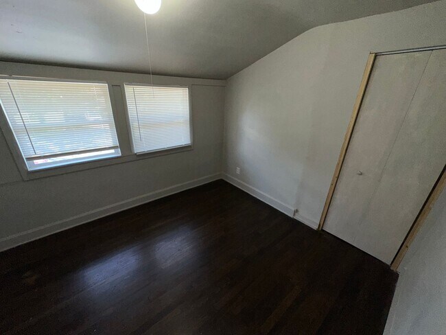 Building Photo - 5 Bedroom
