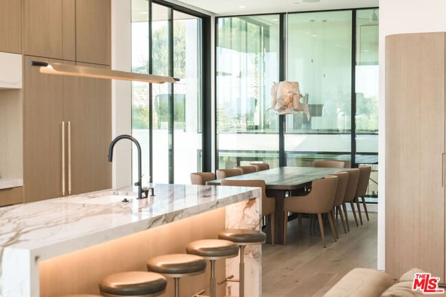 Building Photo - 606 N Ardmore Ave