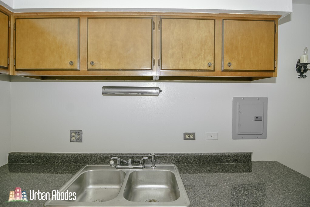 Building Photo - 648 W Wrightwood Ave