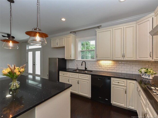 Building Photo - 723 Lindley Dr