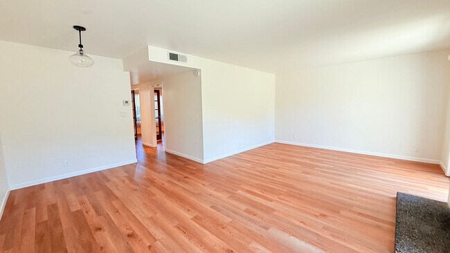 Building Photo - 1033 Fontana Dr