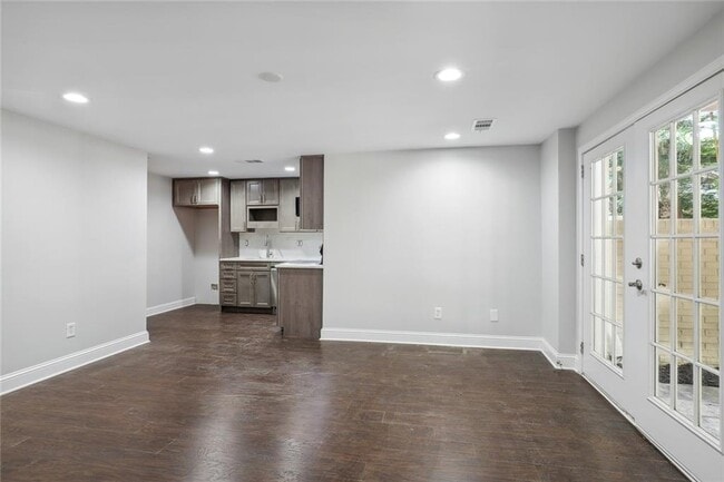 Building Photo - 210 Aerie Ct