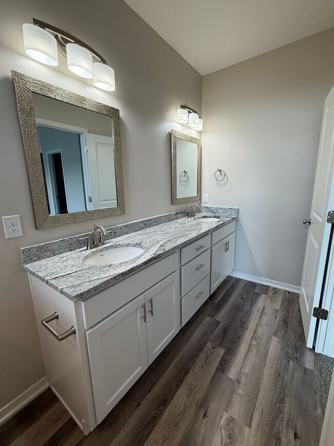 Building Photo - Brand New 3 bedroom/3 bathroom ranch townhome in Waverly