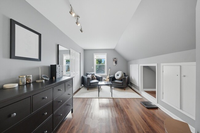 Building Photo - 437 W 44th Pl