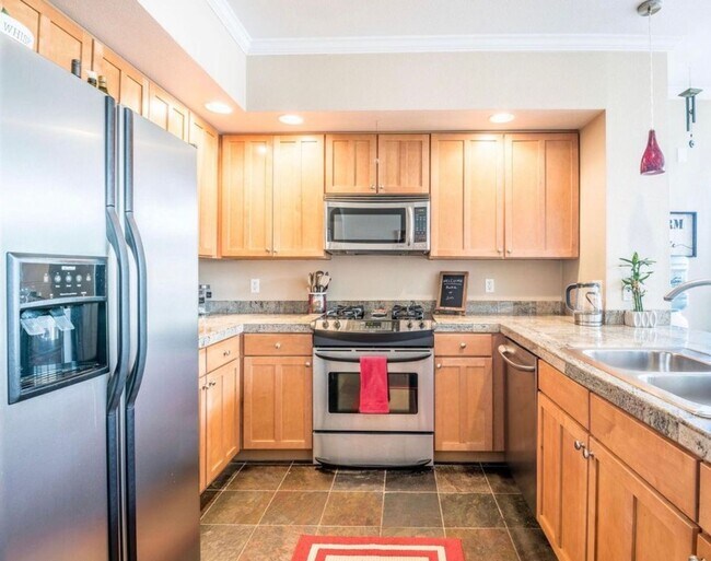 Building Photo - Stunning “Treehouse” Top-Floor Condo – 2 Bed / 2 Bath | One Block from City Park