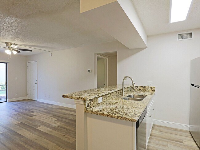 Building Photo - 5305 Summerlin Rd