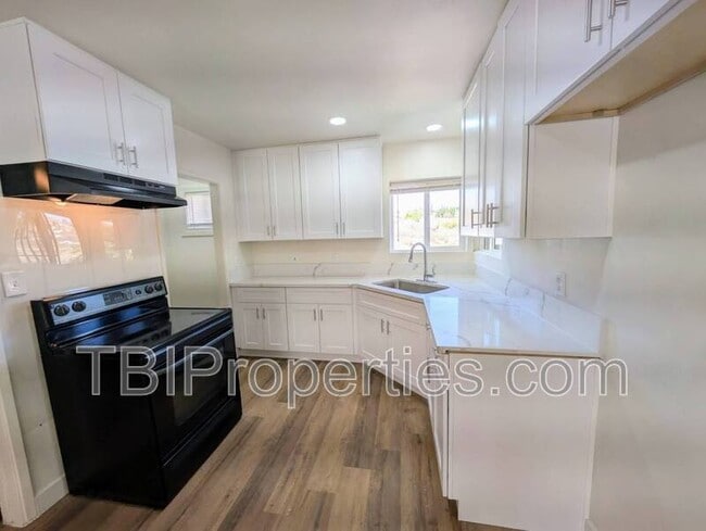 Building Photo - 936 Bradley St