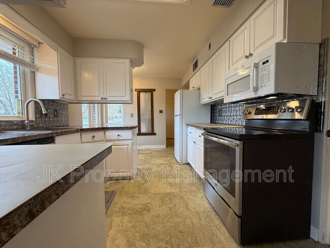 Building Photo - 1726 Alder Dr