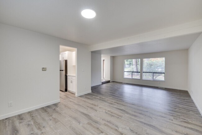 Building Photo - Beautifully Remodeled 4-Bedroom Home in Ke...