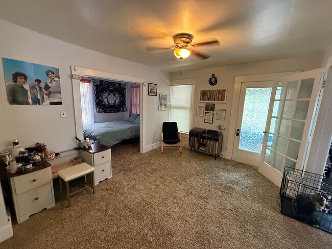 Building Photo - Spacious 1-Bedroom Upper Unit