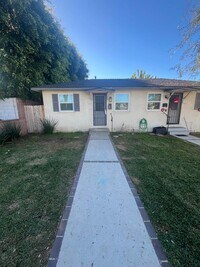 Building Photo - 334-336 E School St.