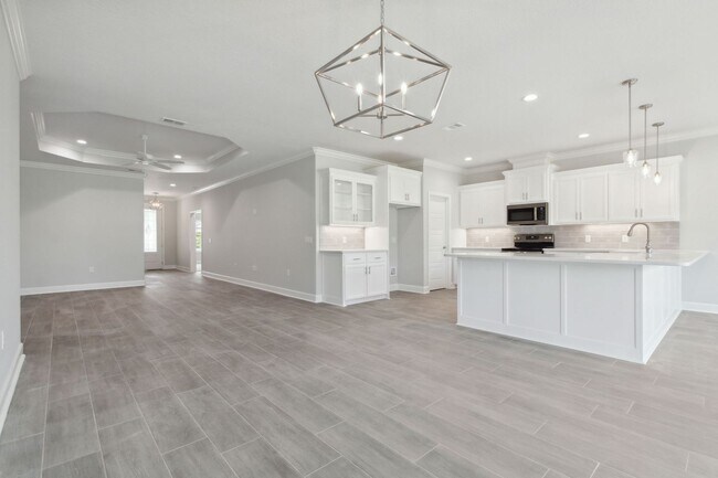 Building Photo - Resort Style living, minutes to town!