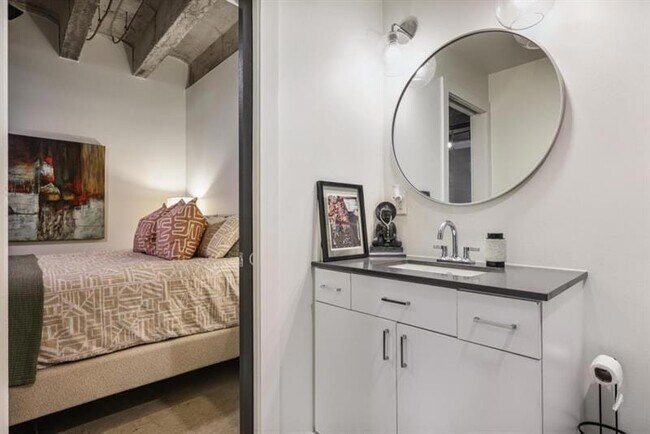 Building Photo - 1065 United Ave SE