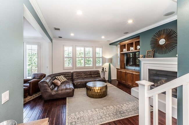 Building Photo - Large 3 Bed 2.5 Bath Home Available In Eas...