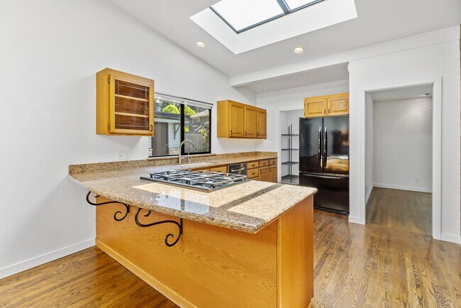 Building Photo - Beautiful West Facing Houghton Home with p...